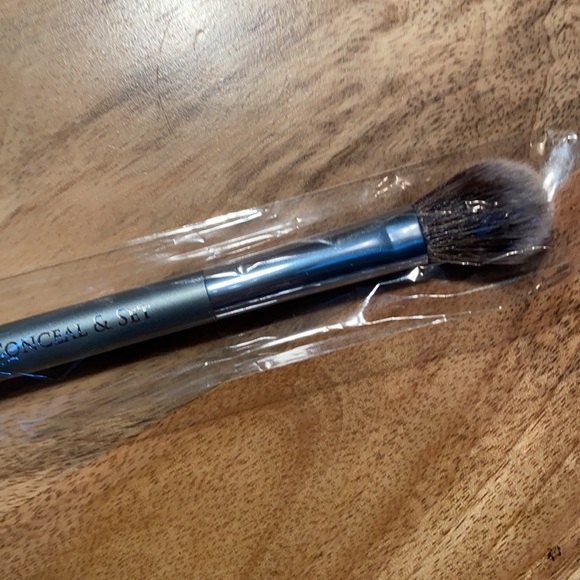 F.A.R.A.H | Conceal & Set Dual Ended Brush - Picture 5 of 5